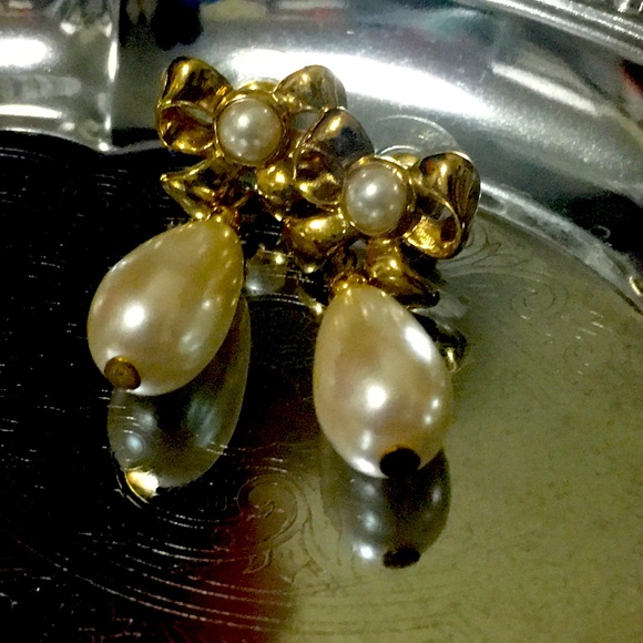 🆑🫧 CLEARANCE!🏷️ Gold-tone Ribbon and Faux Pearl Earrings Vintage - Picture 5 of 16